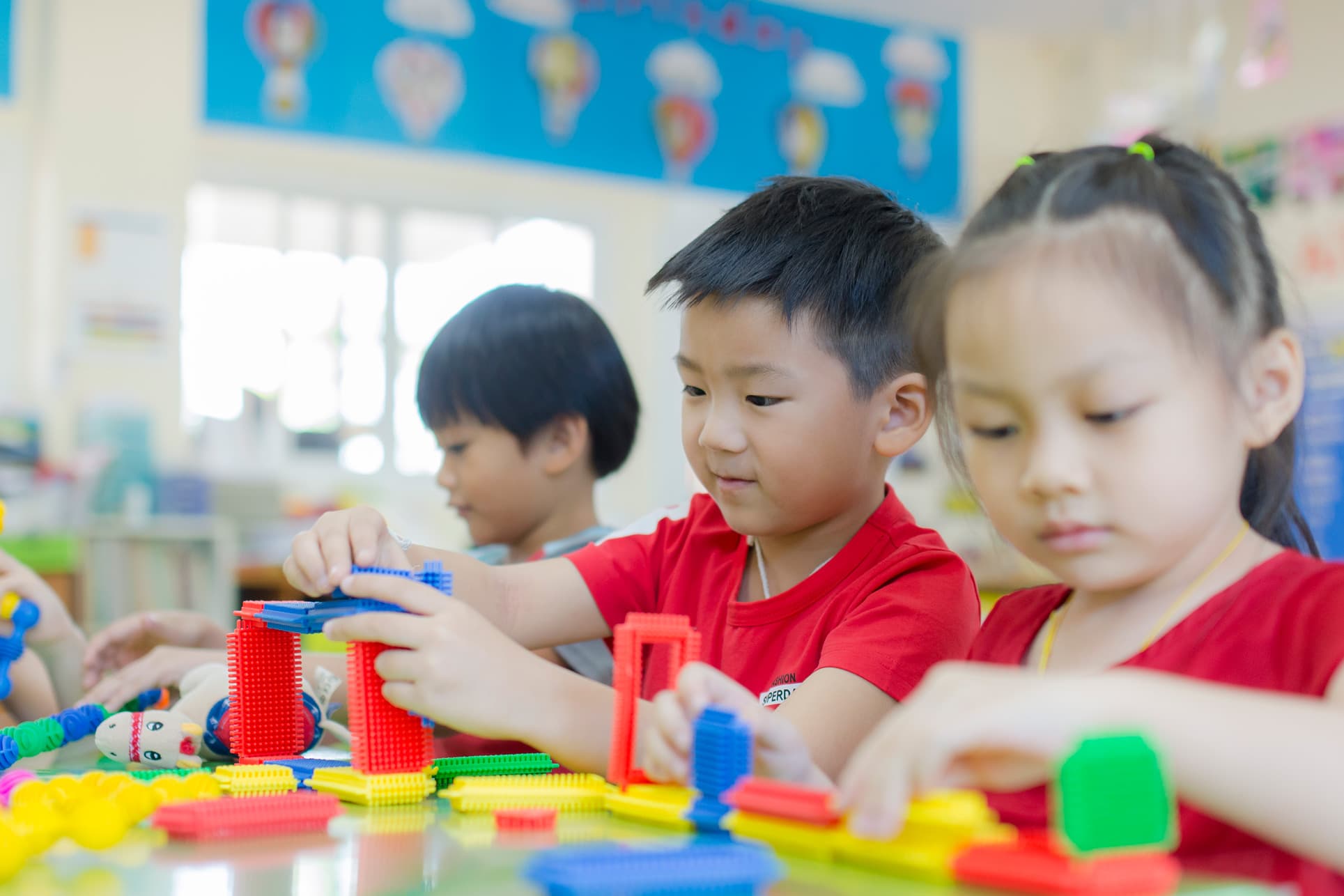 NIVA Kindergarten - KG students building something