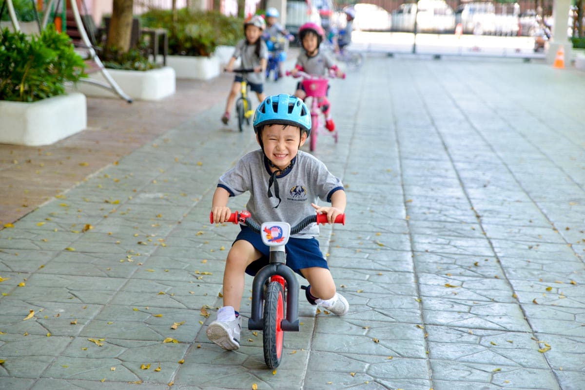 NIVA green and open campus - Kindergarten students having fun biking