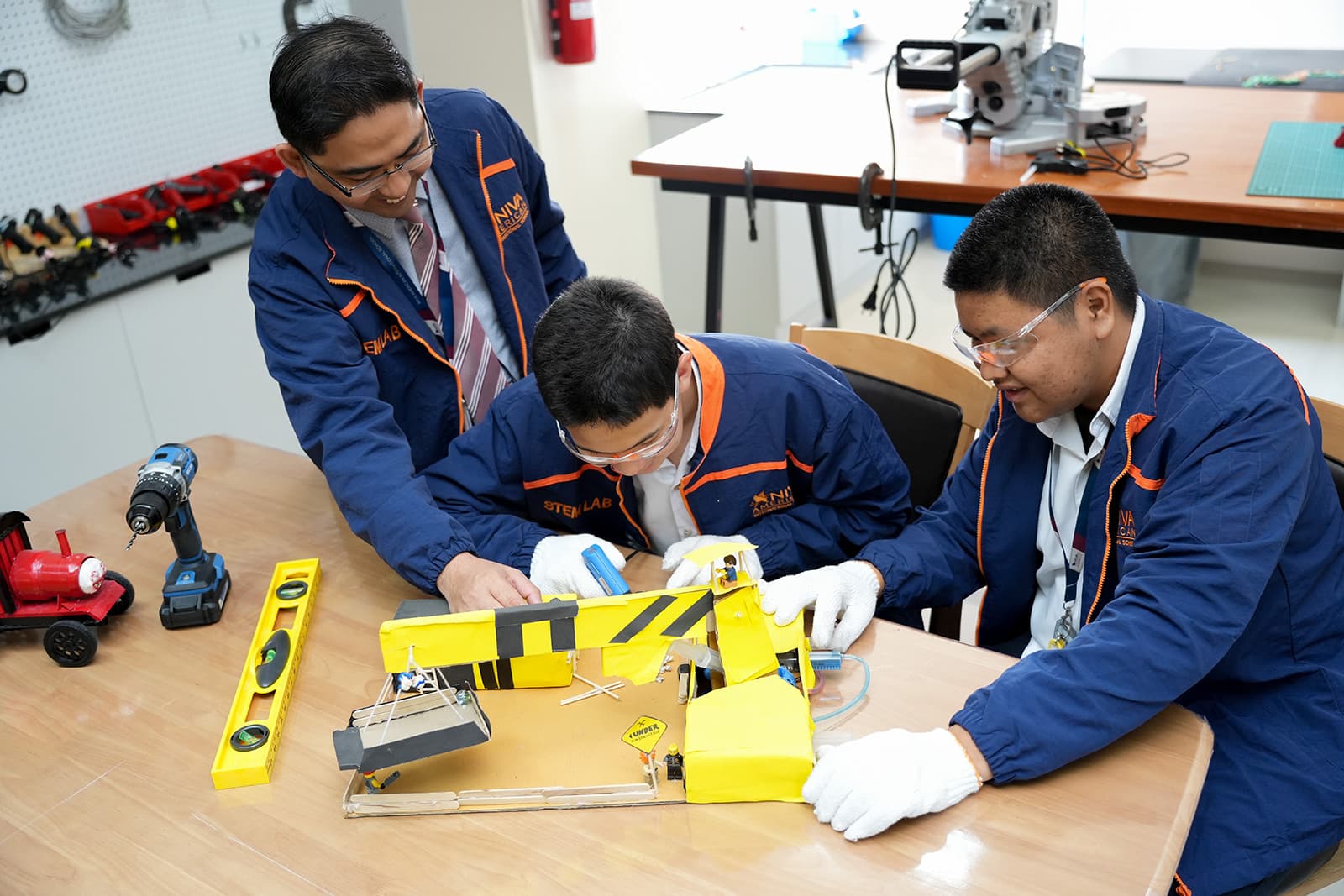 NIVA STEM Laboratory - STEM students working on a crane project